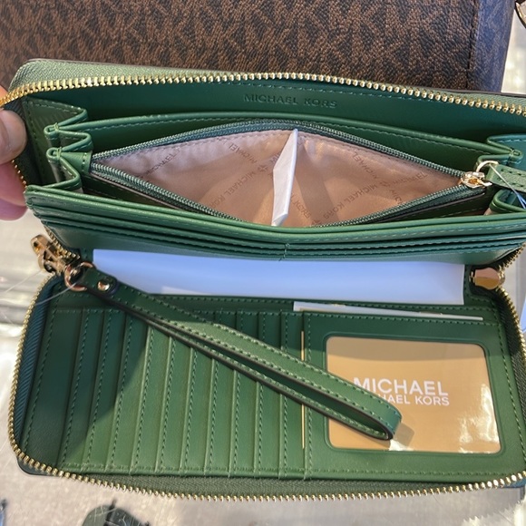 Michael Kors Giftables Lg ZA Continental Wallet Phone Holder Wristlet Fern Green - Picture 11 of 16